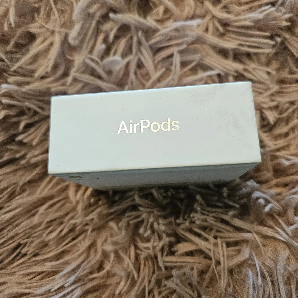 Apple White Wireless Earbuds Boxed